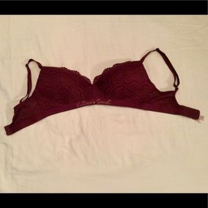 Victoria Secret lined no wire bra. NWOT.